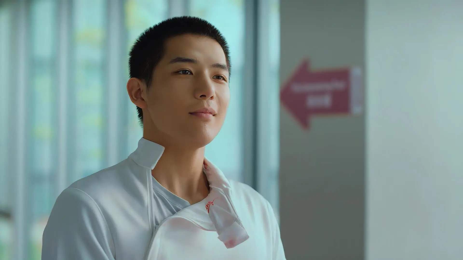 精彩对抗连连，球员们在赛场上拼搏求胜，两队对抗的比赛